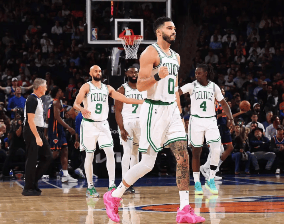 塔图姆迎来七赛季出色发挥,美国队观众热烈欢呼!赛场气氛高涨 塔图姆迎来七赛季出色发挥,美国队观众热烈欢呼!赛场气氛高涨